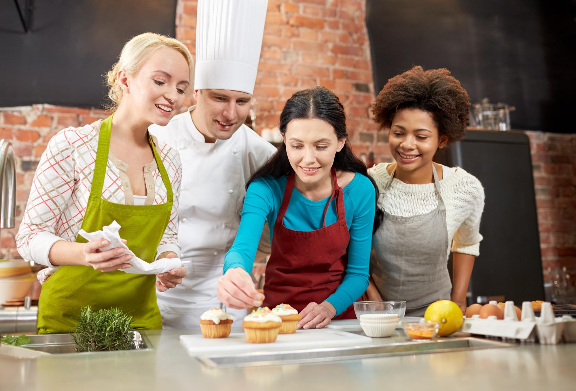 Atelier de gătit cu participanți zâmbitori