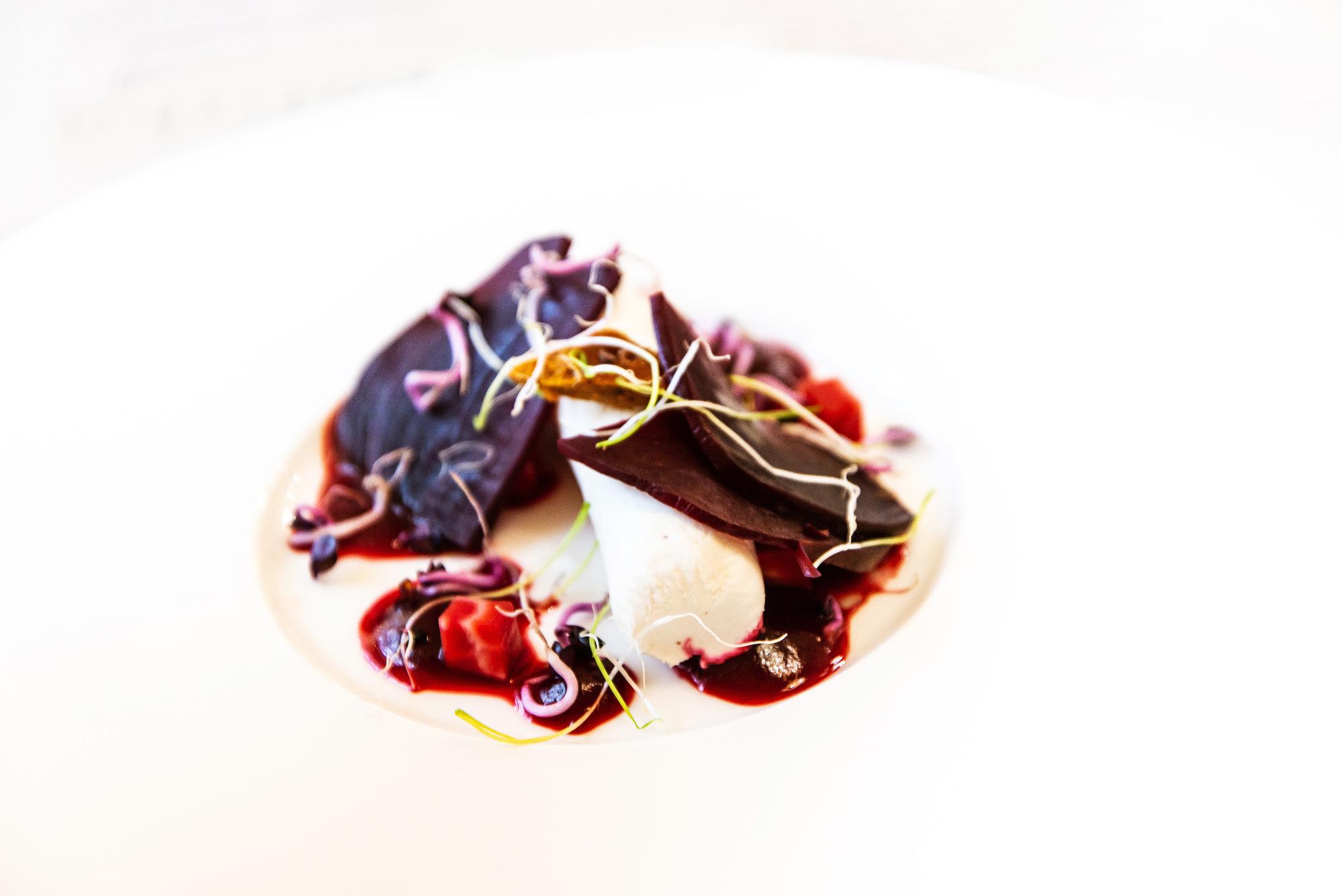 Plating editorial: farfurie cu sos vibrant